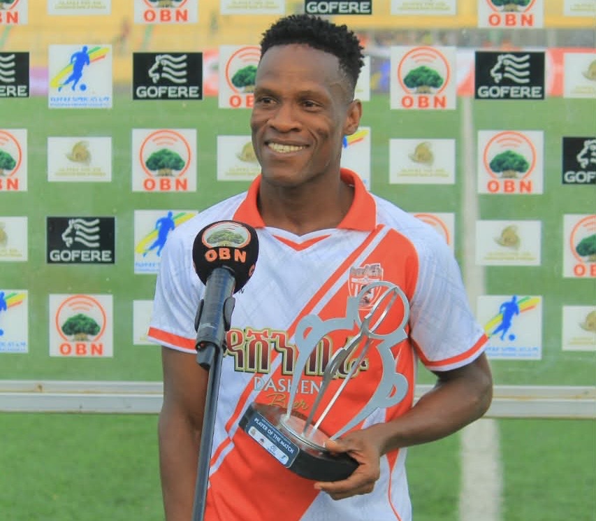 Amoussou après la réception de son trophée d'Homme du Match.